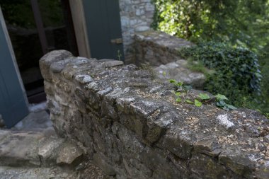 İtalya 'daki eski ortaçağ kalesinde taş duvar. Yüksek kalite fotoğraf