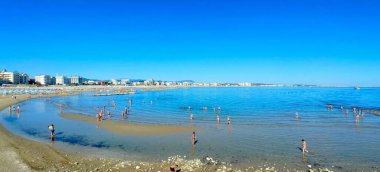 Güneşli yaz gününde Riccione yakınlarındaki Cattolina plajı. Yüksek kalite fotoğraf