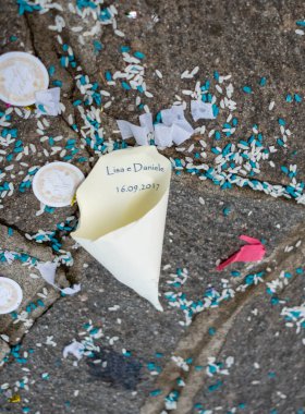 Konfeti ve pirinç İtalya 'daki bir Katolik düğününde kiliseden ayrıldıktan sonra yere bırakıldı. Yüksek kalite fotoğraf