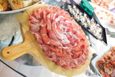 Tipik İtalyan sosisi Emilian parma reggio emilia ham salam culatello. Yüksek kalite fotoğraf