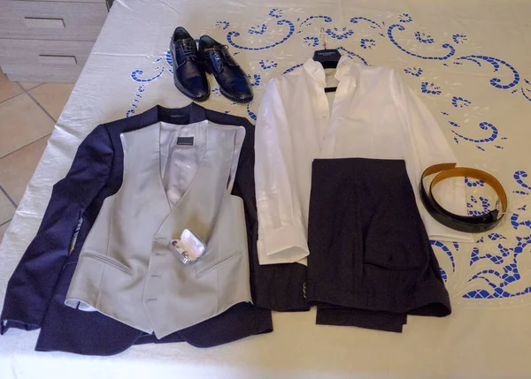 結婚式のベッドでネクタイとシャツを着た新郎のスーツ 高品質の写真 — ストック写真