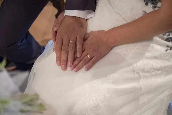 Noiva Noivo Dar Mãos Depois Trocar Anéis Casamentos Rito Católico — Fotografia de Stock