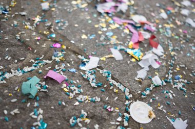 Konfeti ve pirinç İtalya 'daki bir Katolik düğününde kiliseden ayrıldıktan sonra yere bırakıldı. Yüksek kalite fotoğraf