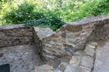 İtalya 'daki eski ortaçağ kalesinde taş duvar. Yüksek kalite fotoğraf