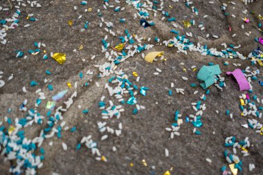 Konfeti ve pirinç İtalya 'daki bir Katolik düğününde kiliseden ayrıldıktan sonra yere bırakıldı. Yüksek kalite fotoğraf