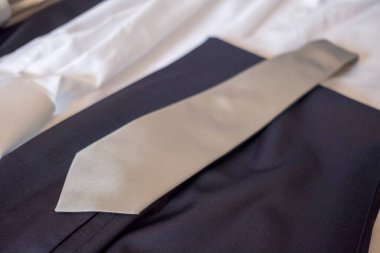 Damat takım elbisesi ve gömlek düğün yatağında. Yüksek kalite fotoğraf