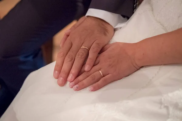 Noiva Noivo Dar Mãos Depois Trocar Anéis Casamentos Rito Católico — Fotografia de Stock