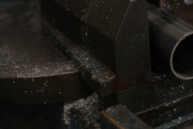 Dairesel testere boruları metal parçalarla kesiyor. Yüksek kalite fotoğraf