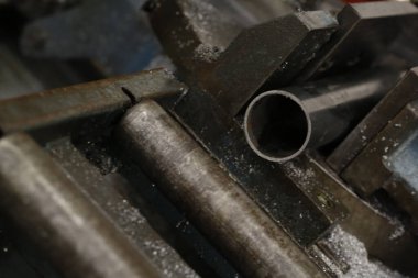 Dairesel testere boruları metal parçalarla kesiyor. Yüksek kalite fotoğraf