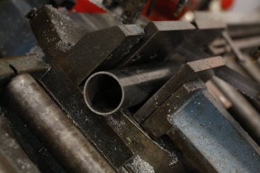 Dairesel testere boruları metal parçalarla kesiyor. Yüksek kalite fotoğraf