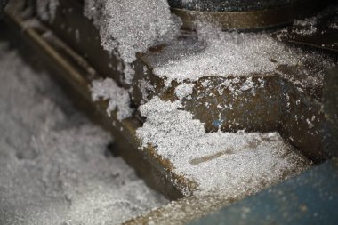 Dairesel testere boruları metal parçalarla kesiyor. Yüksek kalite fotoğraf