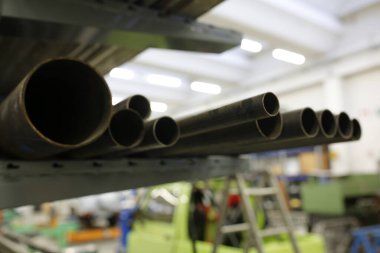 Depoda ham demir borular depolanmış. Yüksek kalite fotoğraf