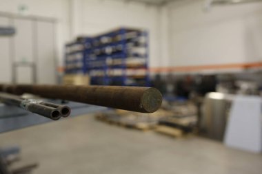 Depoda ham demir borular depolanmış. Yüksek kalite fotoğraf