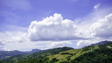 Reggio Apennines 'in yeşil tepeleri, İtalya' nın Reggio Emilia eyaletinin Ventasso Dağı yakınlarında. Yüksek kalite fotoğraf