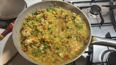 Valencia usulü pilav ve tavada balık. Yüksek kalite fotoğraf