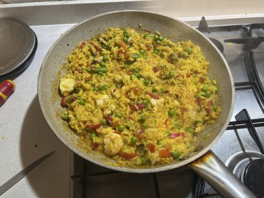 Valencia usulü pilav ve tavada balık. Yüksek kalite fotoğraf