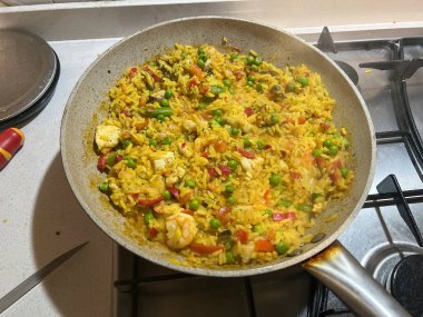 Valencia usulü pilav ve tavada balık. Yüksek kalite fotoğraf