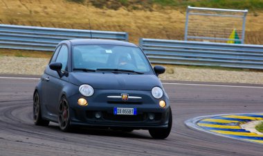 Reggio Emilia, İtalya - 2016 26 06: Reggio Apennines 'in ücretsiz etkinliği Fiat 500 Abarth. Yüksek kalite fotoğraf