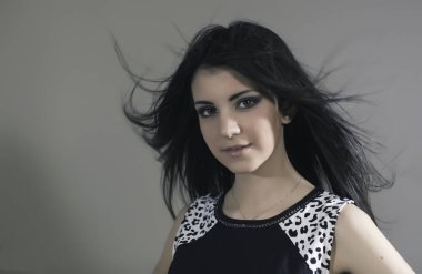 Fotoğraf stüdyosunda gülümseyen güzel İtalyan kız böğürtlen pozu. Yüksek kalite fotoğraf