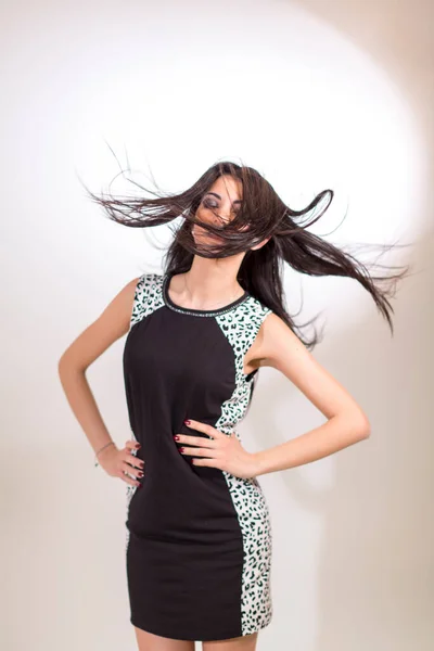 Mooi Italiaans Meisje Bramen Poseert Fotostudio Met Korte Zwarte Jurk — Stockfoto