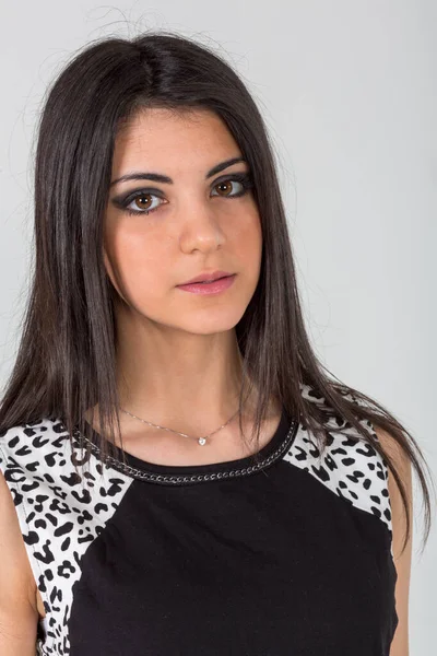 Portret Van Mooi Italiaans Meisje Bramen Pose Fotostudio Glimlachend Hoge — Stockfoto