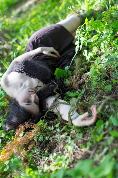 Krásná Dívka Ležící Lese Krátkými Hnědými Šaty Kvalitní Fotografie — Stock fotografie