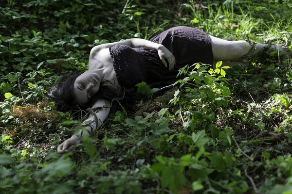 Krásná Dívka Ležící Lese Krátkými Hnědými Šaty Kvalitní Fotografie — Stock fotografie