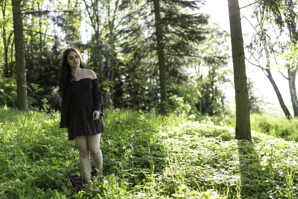 Beautiful Girl Walks Barefoot Woods Short Brown Dress High Quality — 图库照片