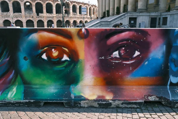 Verona Itálie 2019 Přehled Dopravních Dělitelů Malovaných Očima Různých Barev — Stock fotografie