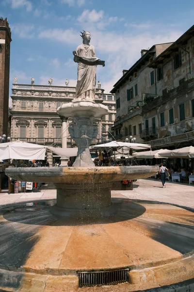Statue Fountain Piazza Del Erbe Verona Italy High Quality Photo — Stockfoto