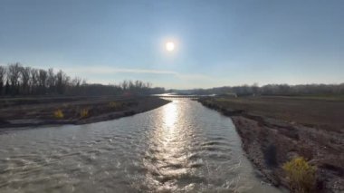 Enza nehrinin panoraması Montecchio Emilia Reggio Emilia İtalya