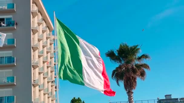 Bandeira Italiana Acenando Sobre Céu Azul — Vídeo de Stock