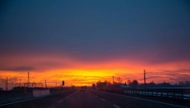 İtalya 'da gün batımında otoyol gezisi. Yüksek kalite fotoğraf