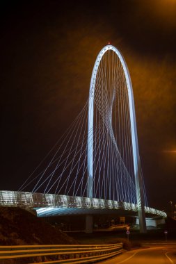 İtalya, Reggio Emilia 'daki bir köprünün gece görüşü. Yüksek kalite fotoğraf