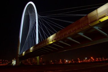 İtalya, Reggio Emilia 'daki bir köprünün gece görüşü. Yüksek kalite fotoğraf