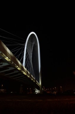 İtalya, Reggio Emilia 'daki bir köprünün gece görüşü. Yüksek kalite fotoğraf