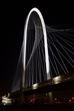 İtalya, Reggio Emilia 'daki bir köprünün gece görüşü. Yüksek kalite fotoğraf