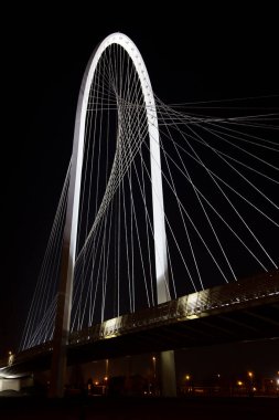 İtalya, Reggio Emilia 'daki bir köprünün gece görüşü. Yüksek kalite fotoğraf