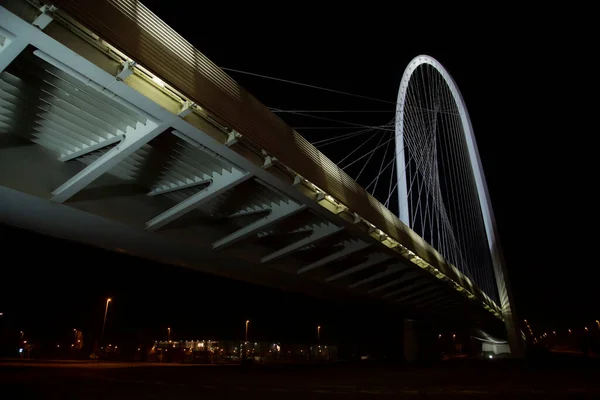 Widok Nocny Mostu Reggio Emilia Włochy Wysokiej Jakości Zdjęcie — Zdjęcie stockowe
