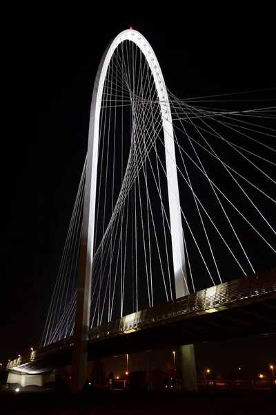 İtalya, Reggio Emilia 'daki bir köprünün gece görüşü. Yüksek kalite fotoğraf