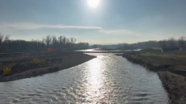 Enza nehrinin panoraması Montecchio Emilia Reggio Emilia İtalya