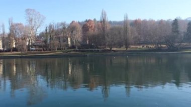 Torino, İtalya 'daki Valentino parkından Po nehri üzerindeki manzara