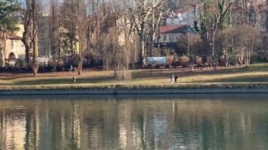 Torino, İtalya 'daki Valentino parkından Po nehri üzerindeki manzara