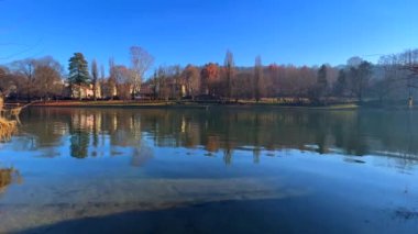 Torino, İtalya 'daki Valentino parkından Po nehri üzerindeki manzara