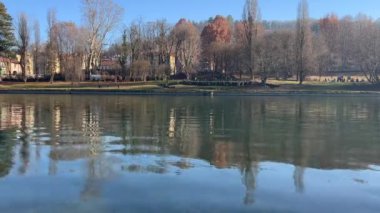 Torino, İtalya 'daki Valentino parkından Po nehri üzerindeki manzara