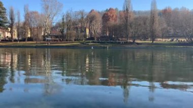 Torino, İtalya 'daki Valentino parkından Po nehri üzerindeki manzara