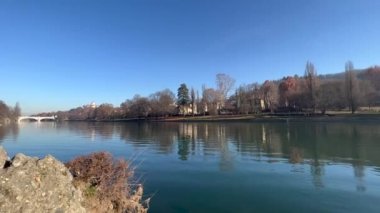 Torino, İtalya 'daki Valentino parkından Po nehri üzerindeki manzara