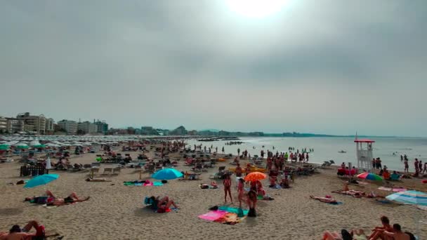 罗玛纳亚得里亚海沿岸的卡托里卡里米尼海滩全景 — 图库视频影像
