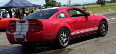 Marzaglia Modena 07: 2011: Havaalanı pisti Ford Mustang GT 'de ücretsiz kalkış yarışı. Yüksek kalite fotoğraf