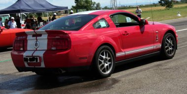 Marzaglia Modena 07: 2011: Havaalanı pisti Ford Mustang GT 'de ücretsiz kalkış yarışı. Yüksek kalite fotoğraf